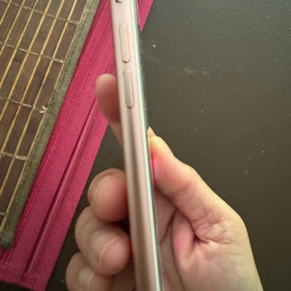 Apple iPhone 7 128GB - Picture 2 of 4